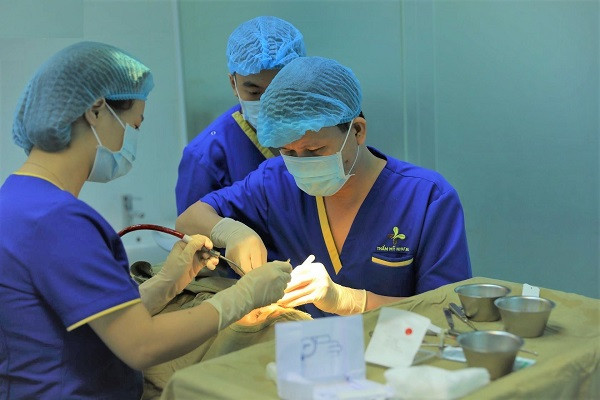 Tiến sĩ thẩm mỹ, bác sĩ Tống Hải là người tiến hành thực hiện phẫu thuật nâng mũi S Line tại Như Hoa