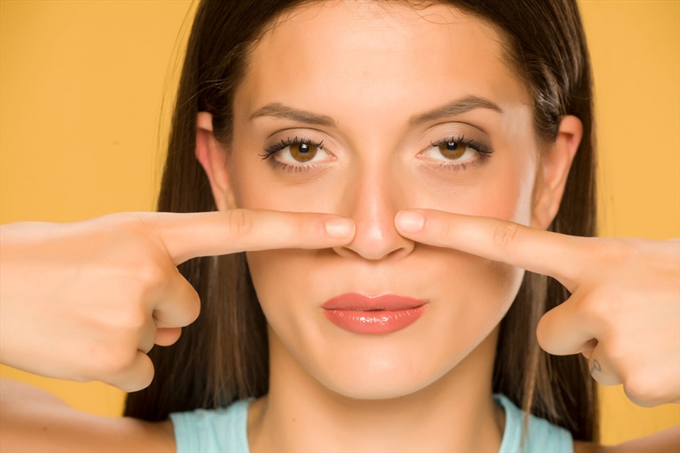 Bài tập ép mũi là một cách nâng mũi tại nhà giúp cánh mũi trở nên thon gọn hơn