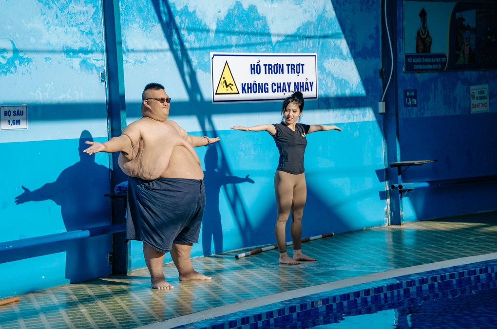 Hình ảnh Nhân tập ở hồ bơi ngày 3/1 khi nặng 230kg (Ảnh: Phan Bảo Long).