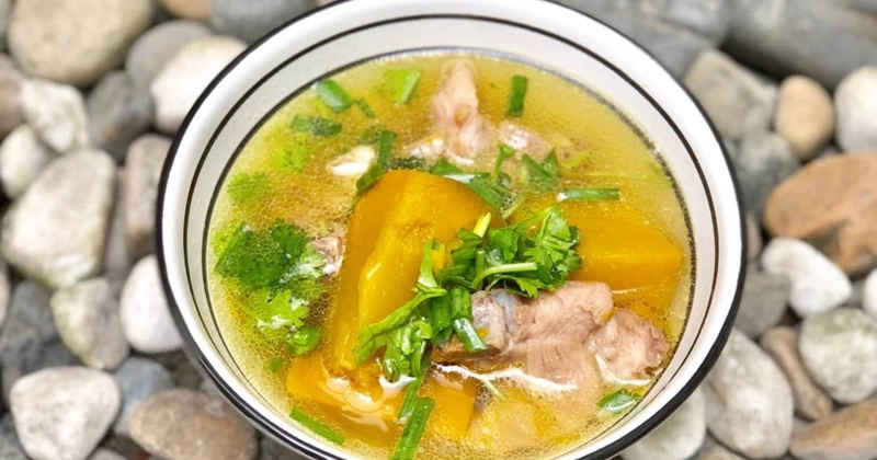 Canh bí đỏ hầm xương có thể thay thế mì tôm sau nâng mũi