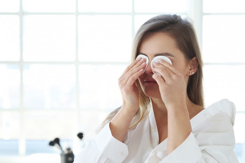 Vệ sinh mũi sau khi nâng bằng cách chườm ấm