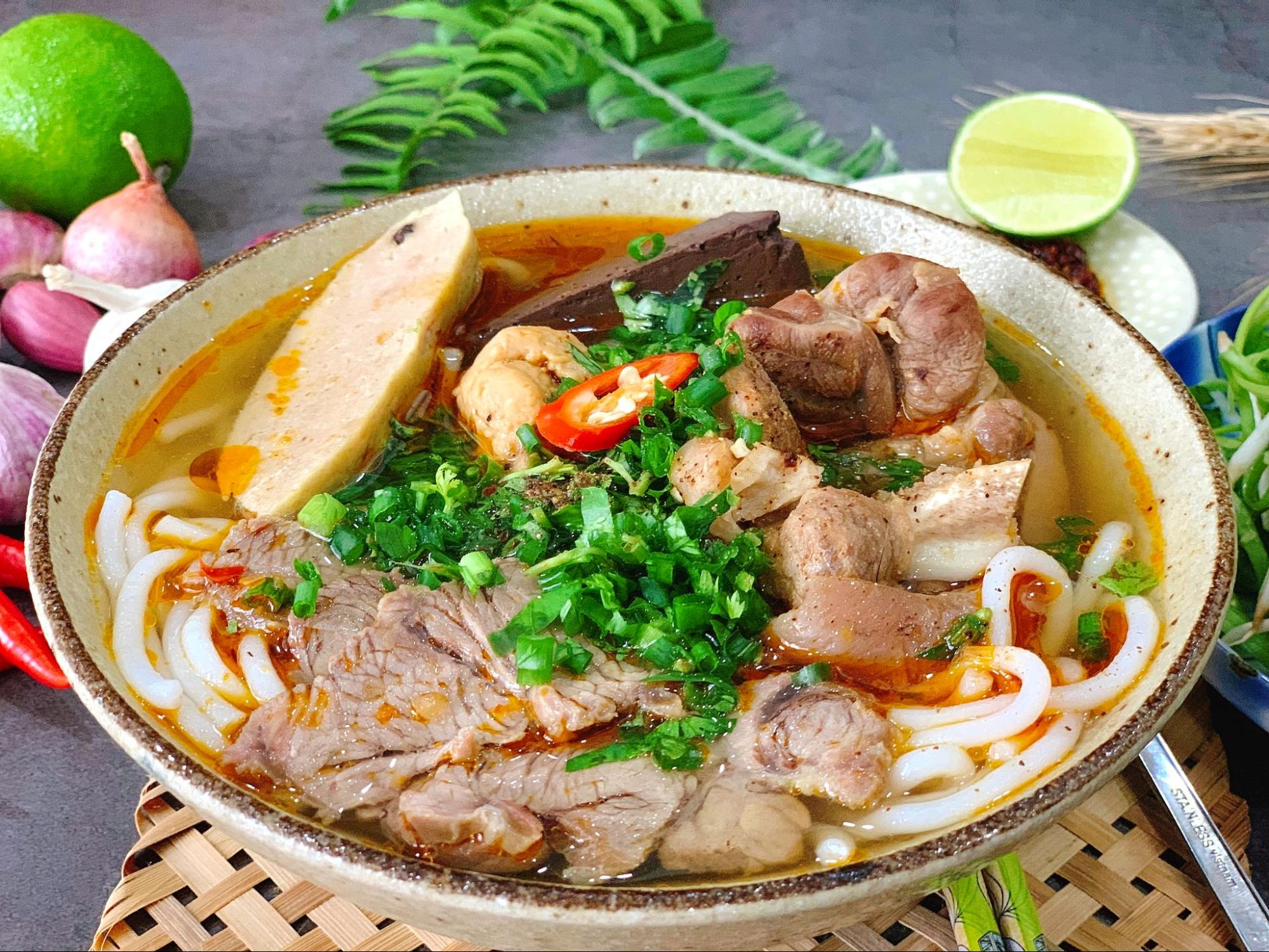 Bún bò cũng không nên ăn do thịt bò dễ gây sẹo lồi sau khi nâng mũi