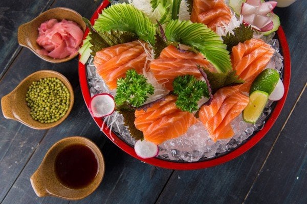 Sashimi cá hồi sống nên hạn chế ăn sau khi nâng mũi để đảm bảo an toàn