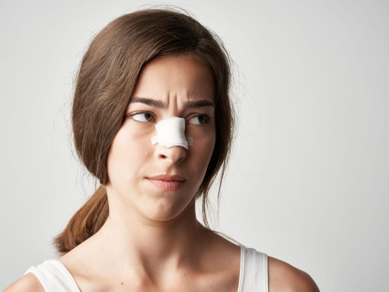 Nguyên nhân gây mũi lõm có thể là bẩm sinh hoặc tai nạn