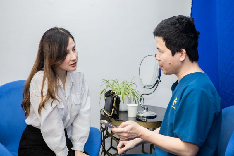 Thảo luận với bác sĩ về mong muốn và kỳ vọng trước khi nâng mũi