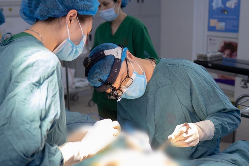 Kinh nghiệm nâng mũi Thạc sĩ Lê Hùng - Thẩm mỹ tận tâm, đẹp từ sự thấu hiểu 6 bsi hung 1