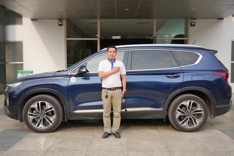 Dịch vụ xe đưa đón khi làm thẩm mỹ mang lại trải nghiệm gì? 6 Tài xế chuyên nghiệp, thân thiện hỗ trợ mở cửa và che ô cho khách hàng trải nghiệm dịch vụ xe đưa đón khi làm thẩm mỹ.