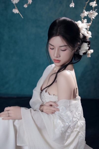 Lợi ích bảo hành form dáng 10 năm khi nâng mũi 9 Sổ cam kết dịch vụ cao cấp ép nhũ vàng trên nền xanh coban, minh chứng cho lợi ích bảo hành form dáng mũi lên tới 10 năm tại Như Hoa.