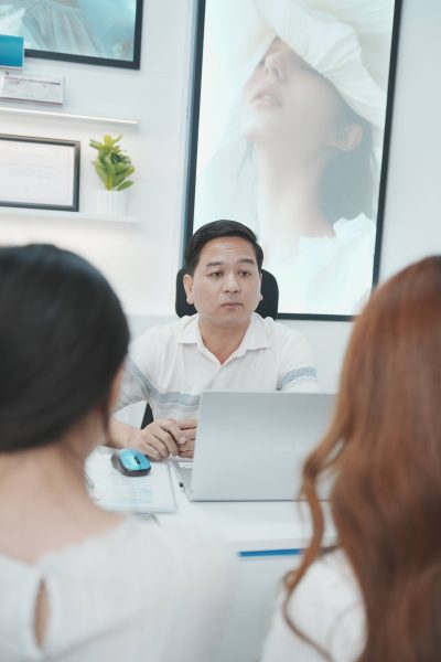 Vì sao nhiều người xem giờ đẹp trước khi phẫu thuật thẩm mỹ 6 Khách hàng đang thực hiện các xét nghiệm máu và kiểm tra sức khỏe tổng quát cần thiết trước ca phẫu thuật thẩm mỹ.