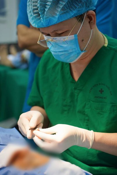 Minh bạch bác sĩ và chất liệu ảnh hưởng thế nào đến kết quả phẫu thuật thẩm mỹ? 5 Cận cảnh quy trình bóc seal chất liệu sụn chính hãng ngay tại phòng mổ giúp minh bạch kết quả phẫu thuật thẩm mỹ.