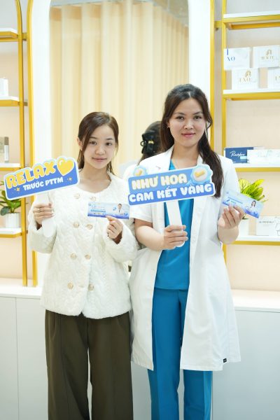 Bạn đã bao giờ được chăm sóc da trước khi phẫu thuật thẩm mỹ chưa? 7 Chuyên viên tiếp đón tận tình và hướng dẫn khách hàng làm thủ tục check-in cho gói chăm sóc da trước phẫu thuật thẩm mỹ.