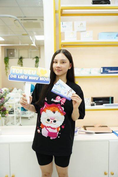 Bạn đã bao giờ được chăm sóc da trước khi phẫu thuật thẩm mỹ chưa? 5 Khách hàng check-in tại quầy lễ tân Thẩm mỹ Như Hoa để chuẩn bị bước vào liệu trình chăm sóc da trước phẫu thuật thẩm mỹ.