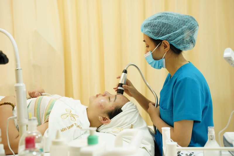 Bạn đã bao giờ được chăm sóc da trước khi phẫu thuật thẩm mỹ chưa? 6 Khách hàng thư giãn đắp mặt nạ cấp ẩm sâu trong không gian trị liệu mang sắc xanh coban tinh tế khi chăm sóc da trước phẫu thuật thẩm mỹ.